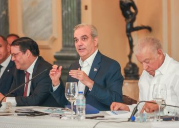 Presidente Abinader afirma que la cooperación entre el Gobierno y sectores productivos fortalece la estabilidad y protege a la población de efectos externos