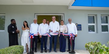 Presidente Abinader entrega remozamiento general y moderna área de Emergencia del hospital municipal de Cevicos