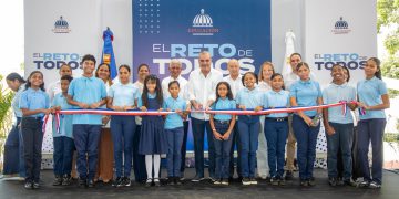 Presidente Abinader inaugura techado deportivo-escolar que beneficiará a más de 600 estudiantes de la Escuela Narciso Alberti, en el municipio de Cevicos