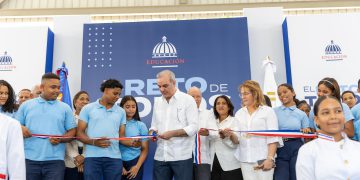 Presidente Abinader inaugura techado de la Escuela Francisco Henríquez y Carvajal en Cotuí para impulsar deporte, cultura y sana convivencia de más de 900 estudiantes